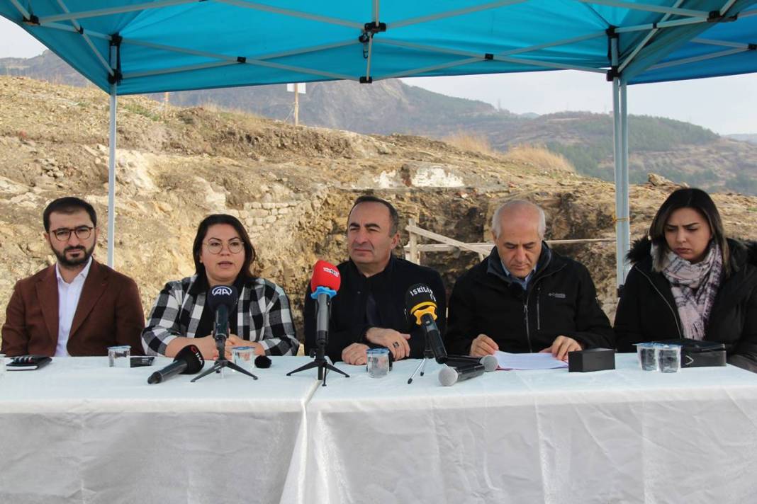 Türk bayrağı dikmek için toprağı kazınca şoke oldular! Kazdıkça yenisi çıkıyor. Yetkililer bölgeyi incelemeye aldı 7